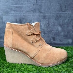 TOMS Tan Suede Lace Up Wedge Ankle Booties Boots‎ Shoes Fur Lined Womens size 9